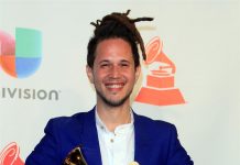 Vicente García cantará en Puerto Rico en el mes de febrero El cantante y compositor Vicente García posa con sus tres premios por 'Mejor canción tropical', 'Mejor álbum de cantante y compositor' y 'Mejor artista nuevo' en la sala de prensa de los XVIII Premios Grammy Latinos