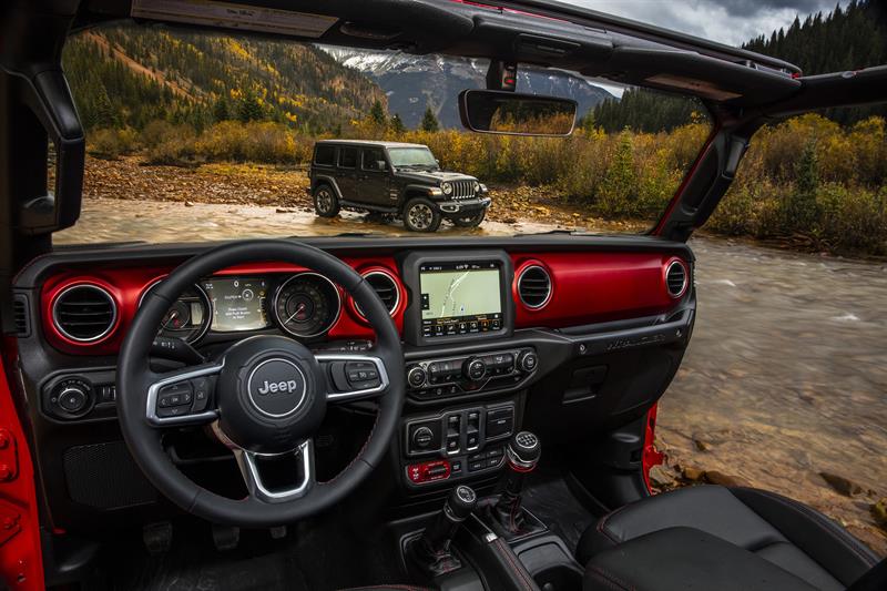  interior del nuevo Jeep Wrangler Sahara donde se destacan un nuevo dise&ntilde;o del volante, una pantalla del sistema de infotenimiento de mayores dimensiones y detalles cromados. 