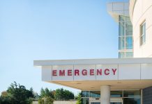 Devin Hall de Brentwood, California, fue a un hospital local con hemorragia rectal, pero fue trasladado a otro hospital a unas 20 millas de distancia para ver a un especialista. El viaje en ambulancia fue fuera de la red y American Medical Response, el mayor proveedor de ambulancias del país, cobró a Hall $ 7,109.70. (Heidi de Marco / KHN)