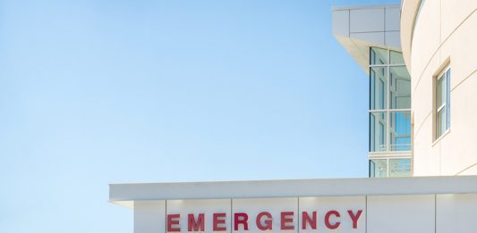 Devin Hall de Brentwood, California, fue a un hospital local con hemorragia rectal, pero fue trasladado a otro hospital a unas 20 millas de distancia para ver a un especialista. El viaje en ambulancia fue fuera de la red y American Medical Response, el mayor proveedor de ambulancias del país, cobró a Hall $ 7,109.70. (Heidi de Marco / KHN)