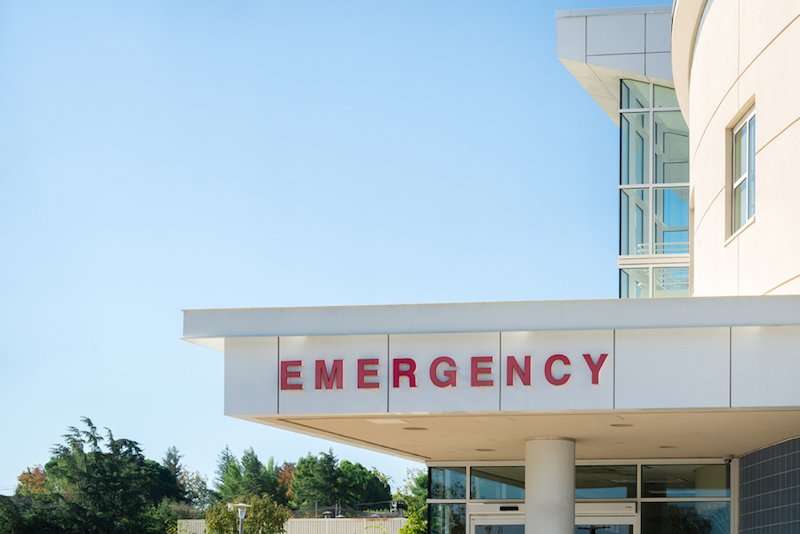 Devin Hall de Brentwood, California, fue a un hospital local con hemorragia rectal, pero fue trasladado a otro hospital a unas 20 millas de distancia para ver a un especialista. El viaje en ambulancia fue fuera de la red y American Medical Response, el mayor proveedor de ambulancias del pa&iacute;s, cobr&oacute; a Hall $ 7,109.70. (Heidi de Marco / KHN)