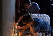 Familiares y amigos de los cinco argentinos fallecidos ayer en el atentado terrorista de Nueva York participan de acto simbólico que se realizó a las puertas del Instituto Politécnico Superior de la ciudad de Rosario.