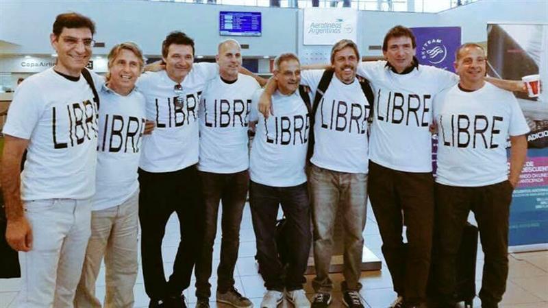 Fotograf&iacute;a de: Hern&aacute;n Diego Mendoza (izquierda), Alejandro Dami&aacute;n Pagnucco (segundo desde la izquierda), Ariel Erlij (tercero desde la izquierda), Diego Enrique Angelini (segundo desde la derecha) y Hern&aacute;n Ferruchi (tercero desde la derecha) de cinco de las v&iacute;ctimas durante el atentado en Nueva York.