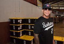 El reguetonero y productor puertorriqueño Daddy Yankee ayudó a entregar los primeros 500 de un total de 2.000 kits.