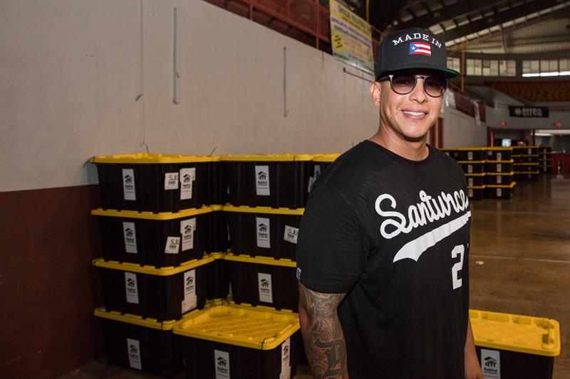 El reguetonero y productor puertorrique&ntilde;o Daddy Yankee ayud&oacute; a entregar los primeros 500 de un total de 2.000 kits. 