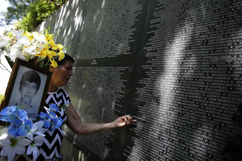Monumento a la Memoria y Verdad, en el que se leen los nombre de 30 mil civiles asesinados y desaparecidos durante el conflicto armado en El Salvador.