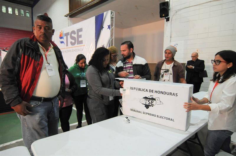 Inician elecciones en Honduras, con un llamamiento a la poblaci&oacute;n a votar masivamente.