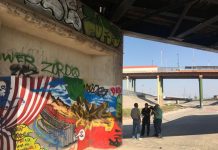 Casos de muertes de menores en la frontera comprometen a agentes fronterizos Fotografía cedida sin fecha donde aparece el cineasta y documentalista Charlie Minn (c), junto a su camarógrafo, entrevistando a Jesús Hernández (i.), padre del inmigrante Sergio Hernández Güereca, de 15 años, muerto por los disparos de un patrullero fronterizo