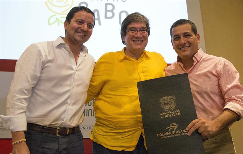 El ministro de las Tecnolog&iacute;as de la Informaci&oacute;n y las Comunicaciones David Luna, el director general de la Fundaci&oacute;n para el Nuevo Periodismo Iberoamericano 