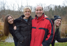 Bruce Horovitz y su esposa, Evelyne, con sus hijas Rebecca (izq.) y Rachel. Estaban de vacaciones cuando sufrió un brote atípico de culebrilla que afectó su oído medio. (Foto familiar)