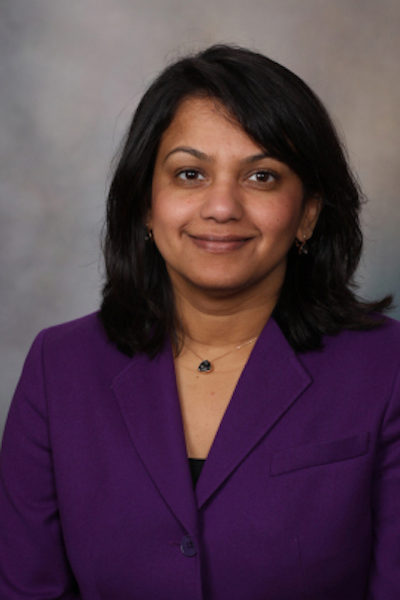 La doctora Priya Sampathkumar, experta en enfermedades infecciones y profesora asociada de medicina en la Cl&iacute;nica Mayo, recomienda que las personas que tienen un sarpullido en la cara vayan enseguida al m&eacute;dico. (Foto cortes&iacute;a Cl&iacute;nica Mayo)