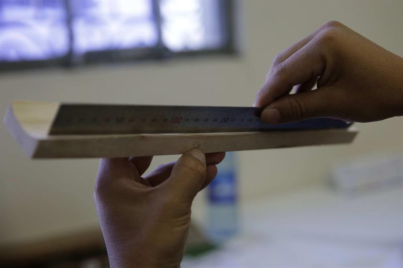 En Salvador, se está abriendo paso a profesionales que reparan instrumentos musicales y son considerados como médicos que atienden las dolencias de estos artefactos.