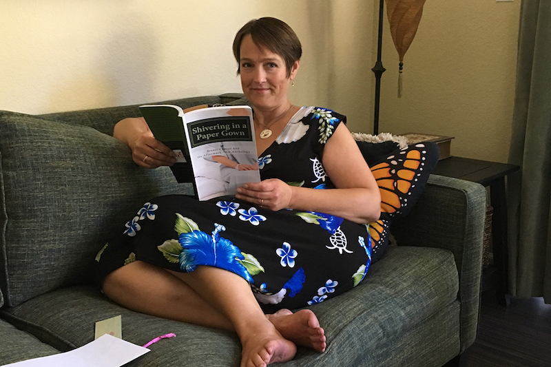 Lori Wallace tiene un cáncer de seno terminal y asegura que ha luchado cada segundo contra la enfermedad. Por eso dice que le molesta que los mensajes de los hospitales solo muestren a pacientes milagrosamente felices y curadas. (Sam Harnett/KQED)