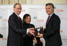 El presidente de Argentina, Mauricio Macri, recibe la Insignia de Oro del Americas Society/Council of the Americas (AS/COA), de manos de su presidente emérito, Bill Rhodes, y de la presidenta y directora ejecutiva, Susan Segal.