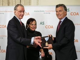 El presidente de Argentina, Mauricio Macri, recibe la Insignia de Oro del Americas Society/Council of the Americas (AS/COA), de manos de su presidente emérito, Bill Rhodes, y de la presidenta y directora ejecutiva, Susan Segal.