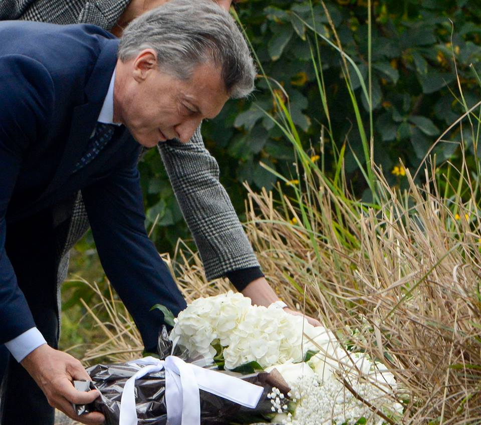 Macri y De Blasio colocaron cada uno un arreglo de flores blancas, tras lo cual guardaron un minuto de silencio