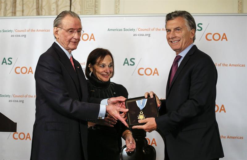El presidente de Argentina, Mauricio Macri, recibe la Insignia de Oro del Americas Society/Council of the Americas (AS/COA), de manos de su presidente emérito, Bill Rhodes, y de la presidenta y directora ejecutiva, Susan Segal.