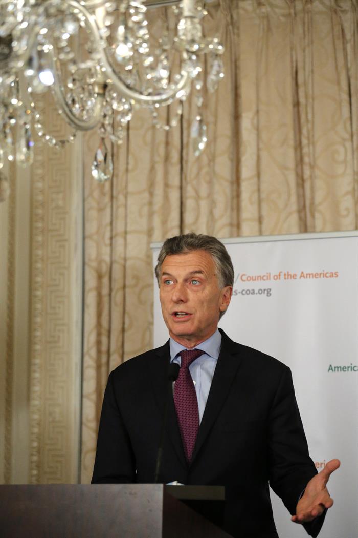 El presidente de Argentina, Mauricio Macri, se dirige a los presentes tras recibir la Insignia de Oro del Americas Society/Council of the Americas (AS/COA), por su liderazgo transformador en la República Argentina y en toda la región, durante un acto celebrado