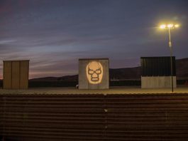 Grupo de artistas estadounidenses encontró en la luz y el humor una forma de manifestar su rechazo a la propuesta del presidente Donald Trump construir un muro fronterizo entre México y Estados Unidos.