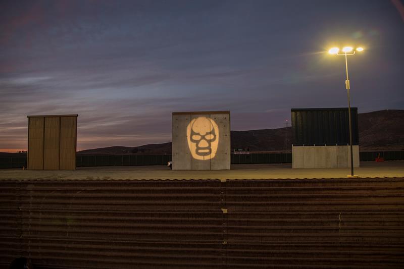 Grupo de artistas estadounidenses encontr&oacute; en la luz y el humor una forma de manifestar su rechazo a la propuesta del presidente Donald Trump construir un muro fronterizo entre M&eacute;xico y Estados Unidos.