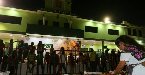 Kanas&iacute;n, en el suroriental estado de Yucat&aacute;n, logr&oacute; hoy el r&eacute;cord del pib (tamal) m&aacute;s grande de M&eacute;xico. (foto twitter @yucbajolalupa)