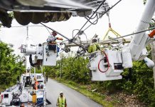 que los trabajadores procedentes de Nueva York y Florida que ayuden a levantar el sistema eléctrico de la isla