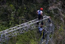 El secretario de Asuntos Públicos y Política Pública de Puerto Rico, Ramón Rosario Cortés, junto al director ejecutivo de la Autoridad de Energía Eléctrica (AEE), Ricardo Ramos, insistieron hoy en que aspiran a cumplir la meta del alcanzar un 95 por ciento de generación de electricidad para el 15 de octubre.