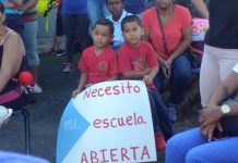 La protesta refleja el "mismo reclamo de hace varias semanas: reabrir las escuelas que están habilitadas y que se han negado a abrir