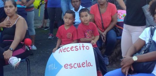 La protesta refleja el "mismo reclamo de hace varias semanas: reabrir las escuelas que están habilitadas y que se han negado a abrir