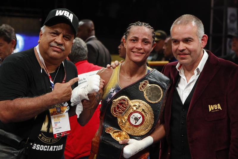 La campeona regular peso gallo, Mayerlin Rivas, celebra despu&eacute;s de retener su t&iacute;tulo frente a la campeona titular interina, la colombiana Dayana Cordero 