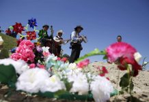 El Salvador es un país de dolientes sin tumbas y de víctimas sin justicia, condición que viven cada día los sobrevivientes de unas 194 masacres, de los escuadrones de la muerte estatales, de los paramilitares