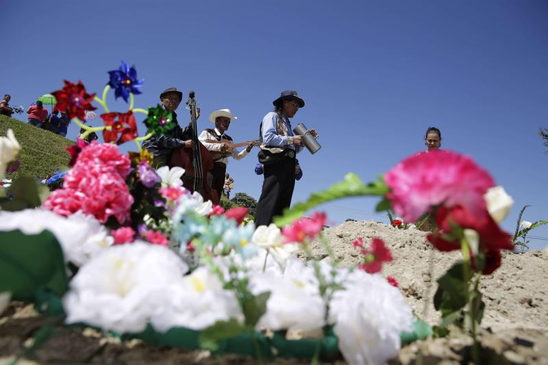 El Salvador es un país de dolientes sin tumbas y de víctimas sin justicia, condición que viven cada día los sobrevivientes de unas 194 masacres, de los escuadrones de la muerte estatales, de los paramilitares
