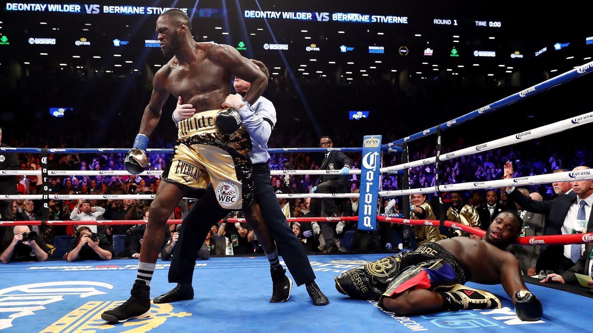 El árbitro Mercante decidió poner fin a la pelea ante el castigo innecesario, sin reacción, que recibía Stiverne por parte de Wilder