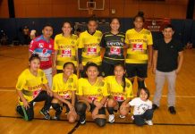 Las integrantes del sexteto Corazón de la Gran Familia, con sus máximos dirigentes Blanca Barbecho, Rudy Chuc y Cesar Tzul, quienes están compartiendo con el Monay Sporting Club el liderato con 18 puntos cada una, en el campeonato de la Liga Sport HonduBronx. (Foto: Buki Chapin) ​