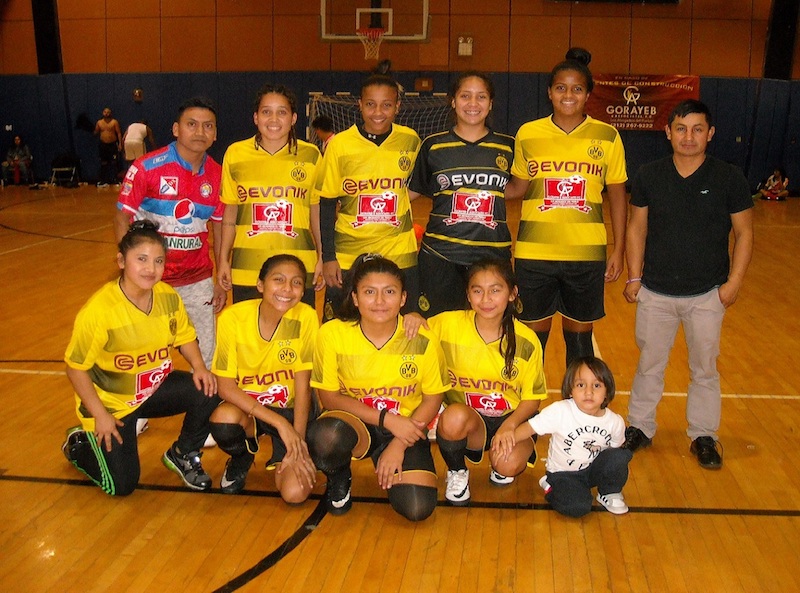 Las integrantes del sexteto Coraz&oacute;n de la Gran Familia, con sus m&aacute;ximos dirigentes Blanca Barbecho, Rudy Chuc y Cesar Tzul, quienes est&aacute;n compartiendo con el Monay Sporting Club el liderato con 18 puntos cada una, en el campeonato de la Liga Sport HonduBronx.&nbsp;(Foto: Buki Chapin) ​