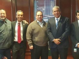 Cónsul Castillo se reúne con autoridades Red Hook para fortalecer exportaciones dominicanas a NY El cónsul general Carlos Castillo, segundo desde derecha, junto al vicecónsul Eduardo Hernández, a su izquierda, Alfredo Liranzo, Michael Stamatis y Joe Holland.
