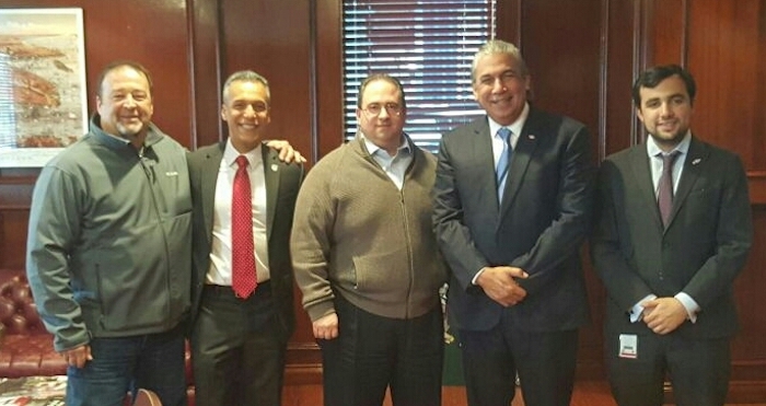 El cónsul general Carlos Castillo, segundo desde derecha, junto al vicecónsul Eduardo Hernández, a su izquierda, Alfredo Liranzo, Michael Stamatis y Joe Holland.