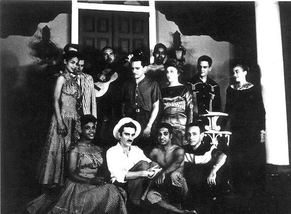 Equipo de Electra Garrig&oacute;, posiblemente la segundo puesta, donde aparece Francisco Mor&iacute;n, centro&nbsp;y Lilian Llerena a suderecha, 1958. 
