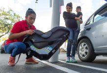 Disponer a los niños correctamente en asientos de seguridad mientras viajan en autos puede disminuir considerablemente las posibilidades de que sufran lesiones fatales en un accidente.