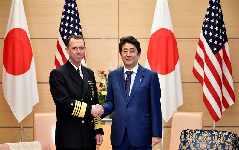 El primer ministro nipón, Shinzo Abe, y el jefe de operaciones navales de la Armada estadounidense, el almirante John Richardson, reafirmaron hoy la alianza entre ambos países para hacer frente a los desafíos de Corea del Norte.