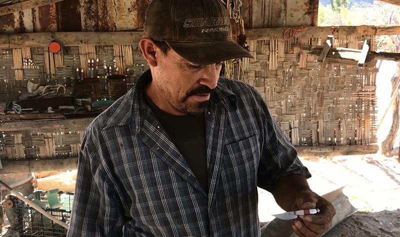 Adán Higuera, un herrero que aprendió el oficio de los "cuchillos del desierto", de su padre desde los 10 años.