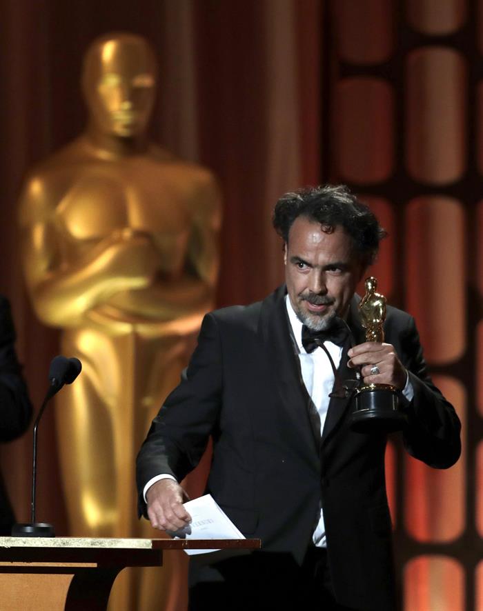  Alejandro Gonz&aacute;lez I&ntilde;&aacute;rritu recibiendo el Premio Especial de los Oscar por su instalaci&oacute;n de realidad virtual 'Carne y Arena', en Hollywood, California.