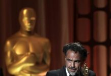 El cine latinoamericano se refuerza y se renueva Alejandro González Iñárritu recibiendo el Premio Especial de los Oscar por su instalación de realidad virtual 'Carne y Arena', en Hollywood, California.