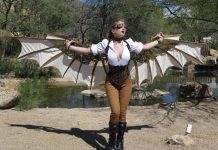 Alexis Noriega, creadora de alas, el inusual negocio de una artesana amante de las aves Una mujer posa con unas alas creadas por Alexis Noriega.