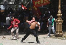 Huelga general y batalla campal rodean tenso debate de reforma en Argentina Manifestantes se enfrentan a integrantes de la Policía Federal Argentina hoy, lunes 18 de diciembre de 2017, en Buenos Aires (Argentina).