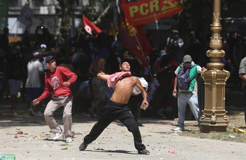 Manifestantes se enfrentan a integrantes de la Polic&iacute;a Federal Argentina hoy, lunes 18 de diciembre de 2017, en Buenos Aires (Argentina). 