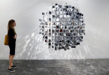 La ABMB abre sus puertas traspasando las fronteras del arte Una mecenas de Art Basel observa la obra "Sphere Miroir" del artista argentino Julio Le Parc durante la inauguración de la decimosexta edición de Art Basel.