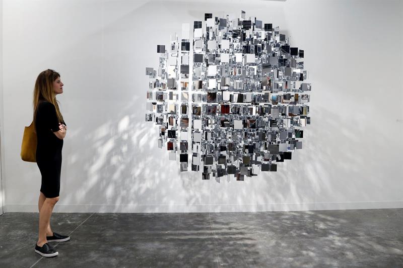Una mecenas de Art Basel observa la obra "Sphere Miroir" del artista argentino Julio Le Parc durante la inauguración de la decimosexta edición de Art Basel.