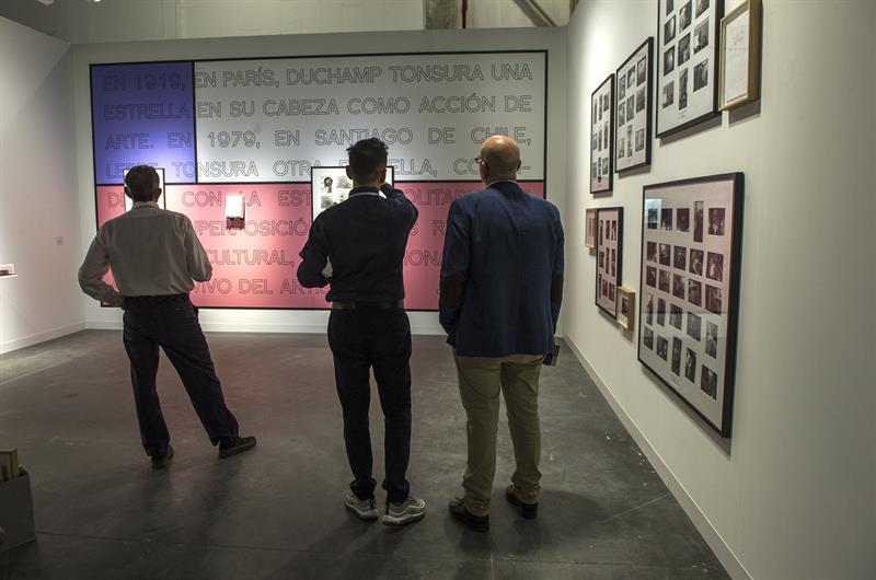 Asistentes observan una obra del chileno Carlos Leppe durante la inauguración de la decimosexta edición de Art Basel.