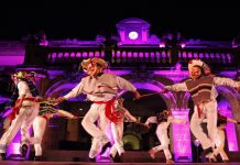 Un ensayo del Ballet Folkórico de Amalia Hernández en la explanada del Castillo de Chapultepec, en Ciudad de México.